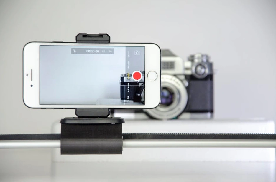 Una persona che crea contenuti virali per i social media su uno smartphone